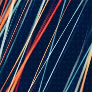 Composizione astratta di fili colorati disposti in diagonale su sfondo scuro.